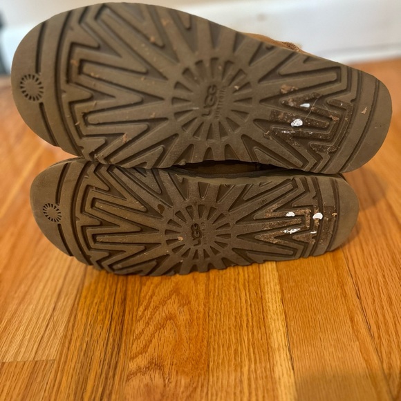 UGG Bailey Button II Tall Shearling Lined Suede Boots in Chestnut Sz. 6 - Picture 2 of 8